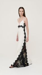 VESTIDO EM CREPE COM APLICAÇÕES DE RENDA
