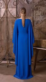 Vestido longo com mangas assimétricas em crepe reina