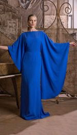 Vestido longo com mangas assimétricas em crepe reina