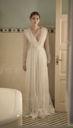 Vestido longo branco com aplicações de rendas