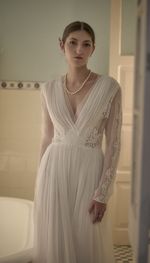 Vestido longo branco com aplicações de rendas