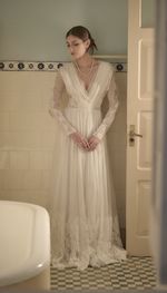 Vestido longo branco com aplicações de rendas