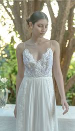 Vestido branco em chiffon de seda com busto de renda
