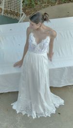 Vestido branco em chiffon de seda com busto de renda