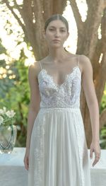 Vestido branco em chiffon de seda com busto de renda