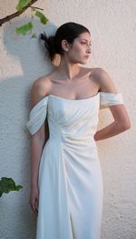 Vestido branco com pregas laterais