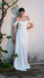 Vestido branco com pregas laterais