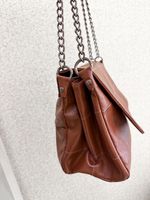 BOLSA EM COURO COM ALÇA METÁLICA ZANA