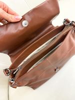 BOLSA EM COURO COM ALÇA METÁLICA ZANA