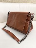 BOLSA EM COURO COM ALÇA METÁLICA ZANA