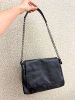 BOLSA EM COURO COM ALÇA METÁLICA ZANA