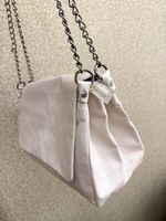 BOLSA EM COURO COM ALÇA METÁLICA ZANA