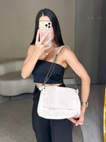 BOLSA EM COURO COM ALÇA METÁLICA ZANA