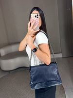 BOLSA EM COURO COM ALÇA METÁLICA ZANA