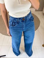 CALÇA JEANS WIDE LEG COM DETALHES NO BOLSO TINYA