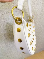 BOLSA MEIA-LUA COM TACHAS 