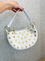 BOLSA MEIA-LUA COM TACHAS 