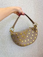 BOLSA MEIA-LUA COM TACHAS 