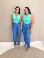 CALÇA JEANS MOM COM DETALHE DE FIVELA MARTINA
