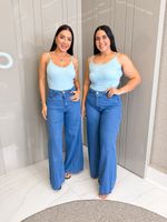 CALÇA JEANS WIDE LEG COM DETALHE NA PERNA SALLY