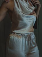 CONJUNTO DE CETIM CALÇA E BLUSA GOLA BOBA BDAY