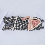 Porta bebê em soft Carneirinho com Pés Xadrez Essence - Baby Joy
