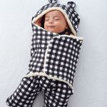 Porta bebê em soft Carneirinho com Pés Xadrez Essence - Baby Joy