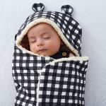 Porta bebê em soft Carneirinho com Pés Xadrez Essence - Baby Joy