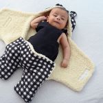 Porta bebê em soft Carneirinho com Pés Xadrez Essence - Baby Joy