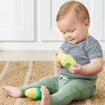 Brinquedo Musical Kit Maracas Farmstand Milho (3m+) - Skip Hop