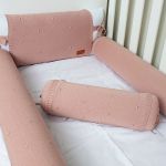Kit Berço: Rolinhos Laterais + Rolinho Cabeceira + Almofada Retangular Tricot Bubbles Rosa Antigo - Aime