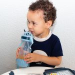 Garrafa Travel c/ Porta Biscoito Marinho 350ml (6m+) - Clingo