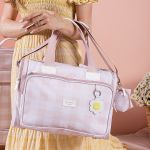 Mala com rodinhas + Bolsa Anne + Frasqueira Emy + Porta Carteira de Vacinação Margaridas - Masterbag