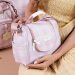 Mala com rodinhas + Bolsa Anne + Frasqueira Emy + Porta Carteira de Vacinação Margaridas - Masterbag
