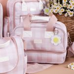 Mala com rodinhas + Bolsa Everyday + Bolsa Vicky + Porta Carteira de Vacinação Margaridas - Masterbag