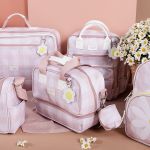 Mala com rodinhas + Bolsa Everyday + Bolsa Vicky + Porta Carteira de Vacinação Margaridas - Masterbag