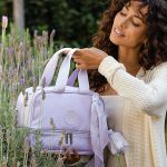Mala com rodinhas + Bolsa Everyday + Bolsa Vicky + Porta Carteira de Vacinação Lavandas - Masterbag