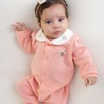 Macacão longo c/ golinha para bebê em malha tricot Coelha Camponesa Rosa - Mini & Co.