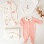 Macacão longo c/ golinha para bebê em malha tricot Coelha Camponesa Rosa - Mini & Co.