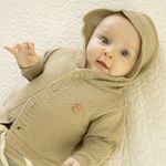 Casaco c/ Capuz para bebê em tricot trançado Cáqui - Mini & Co.