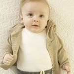 Casaco c/ Capuz para bebê em tricot trançado Cáqui - Mini & Co.