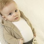 Casaco c/ Capuz para bebê em tricot trançado Cáqui - Mini & Co.