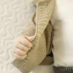 Casaco c/ Capuz para bebê em tricot trançado Cáqui - Mini & Co.