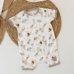 Macacão curto c/ zíper para bebê em suedine Savana - Mini & Co.