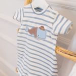 Macacão curto para bebê em suedine Mar Baleia - Mini & Co.