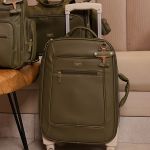 Mala com rodinhas + Bolsa Anne + Bolsa Térmica Vicky Avião Oliva - Masterbag