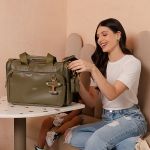 Mala com rodinhas + Bolsa Anne + Bolsa Térmica Vicky Avião Oliva - Masterbag