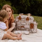 Mala com rodinhas + Bolsa Everyday + Frasqueira Térmica Emy + Porta Carteira de Vacinação Safari Caqui – Masterbag