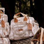 Mala com rodinhas + Bolsa Everyday + Frasqueira Térmica Emy + Porta Carteira de Vacinação Safari Caqui – Masterbag