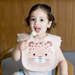 Babador com Cata-migalhas Oncinha Rosa (3m+) - Buba